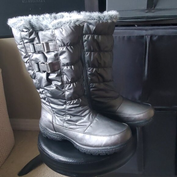 Women's Metallic Silver TOTES Bunny Quilted Puffer Snow Boots Size 8 M Like New - Picture 1 of 8